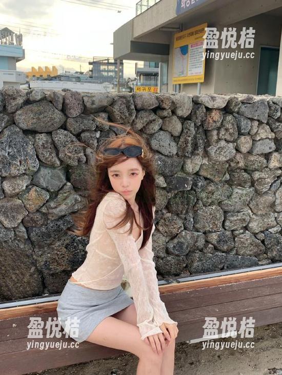 为了小瓜，我下载了“51吃瓜中心”app，今晚可以愉快过活了！