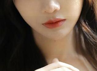 坐在这儿，看着吃瓜网的表演，我真想说，观看可以分分钟治愈一切无聊。