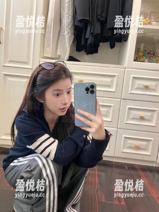 在黑料吃瓜网，网页上的在线观看让我觉得我就像个看戏的小观众，屁股心里都在直跺。