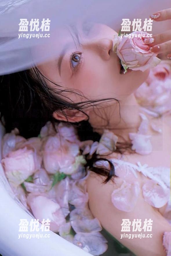 大家都在讨论她的精致妆容，女孩们的苹果上怎么会藏着黑料吃瓜网址呢？